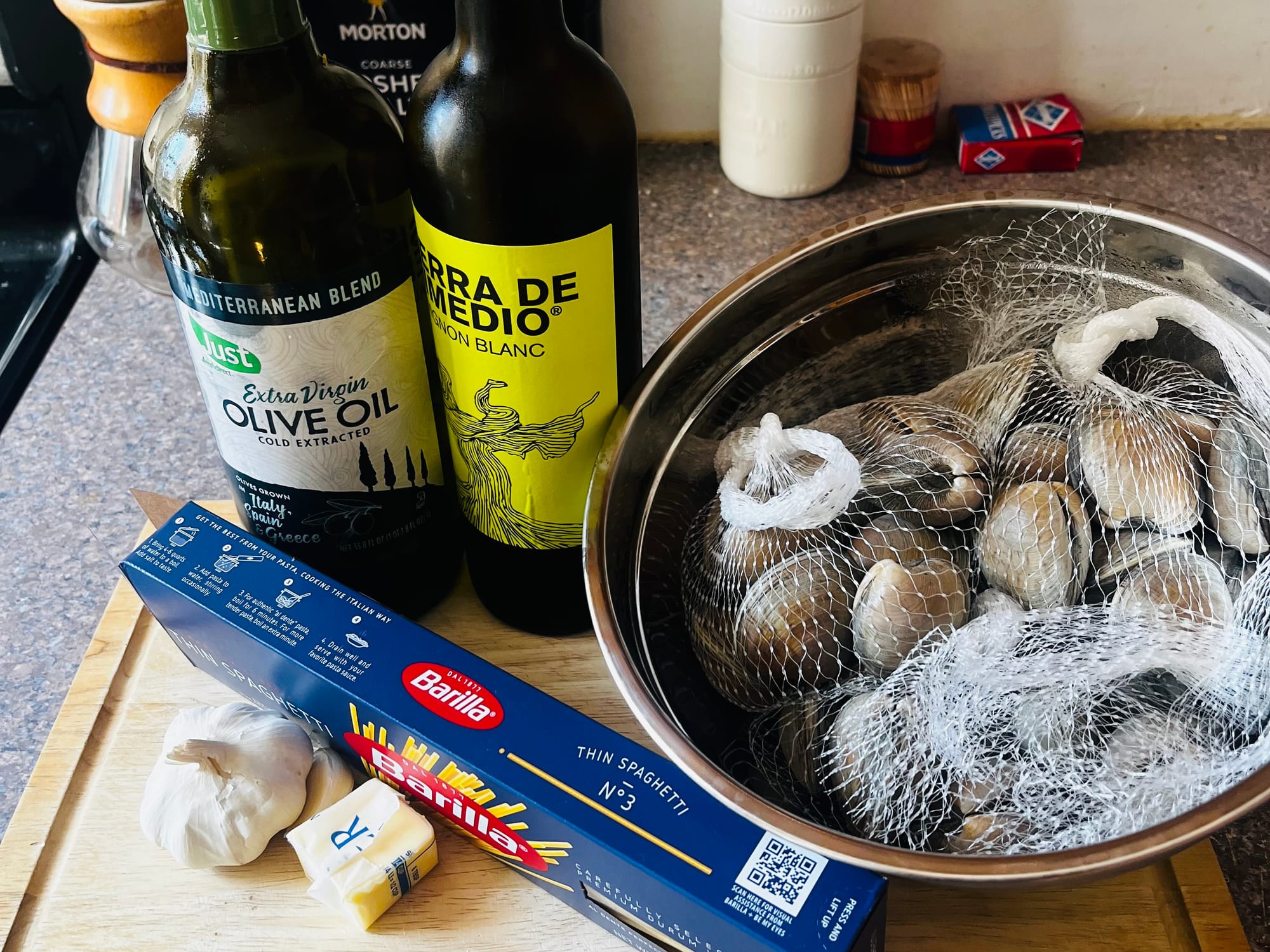 Ingredients for steamed clams and garlic pasta